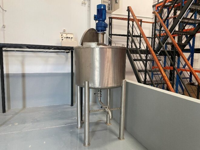 Mixing Tank With Scrapper